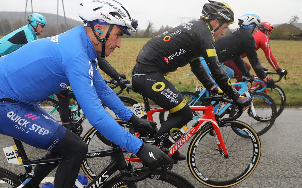 Alaphilippe pakt tijd in openingsrit Parijs-Nice