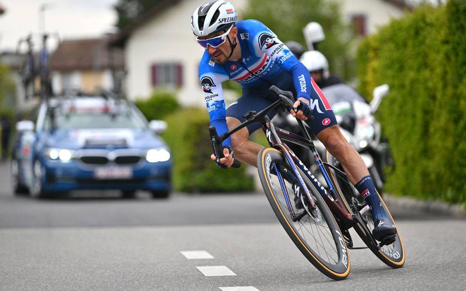 Alaphilippe podiums on Romandie opening day