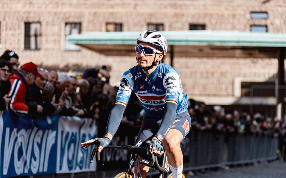 Milano-Sanremo: Alaphilippe top 10 on the Via Roma