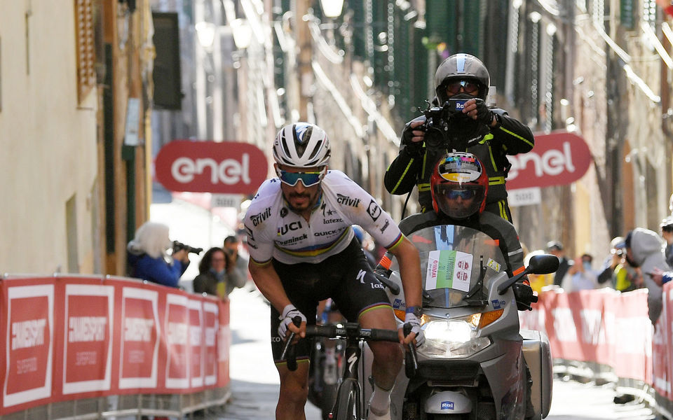 Wereldkampion Alaphilippe op het podium in Strade Bianche