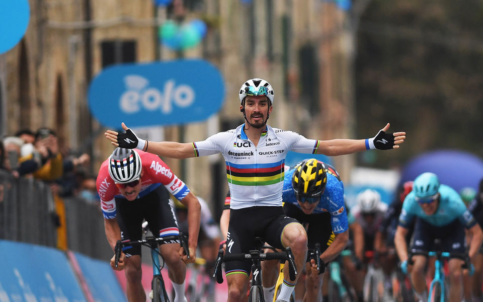 Tirreno-Adriatico: de regenboogtrui schittert