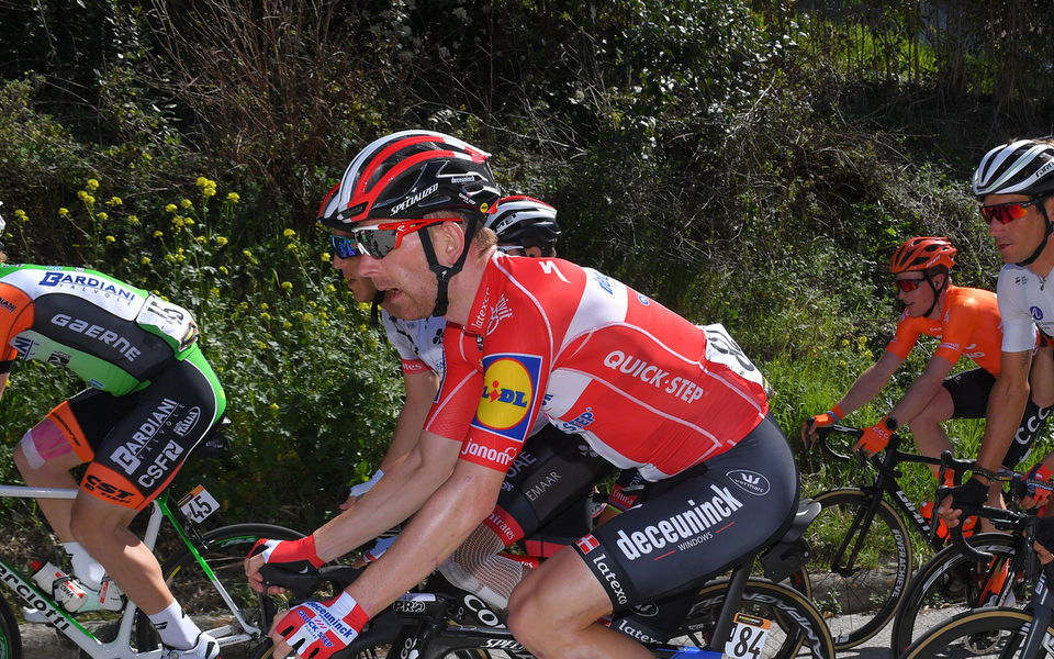 Tour of California kicks off with chaotic bunch sprint