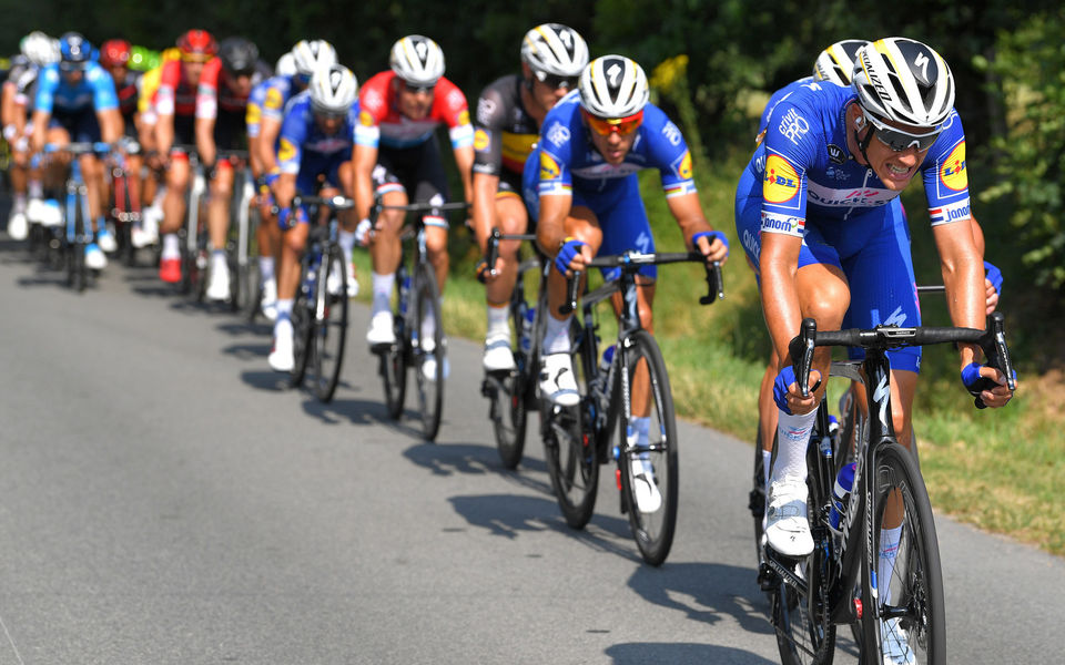 Quick-Step Floors maakt koers tijdens nerveuze rit