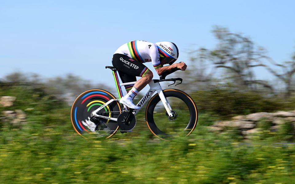 Algarve: Evenepoel leider na sterke tijdritzege