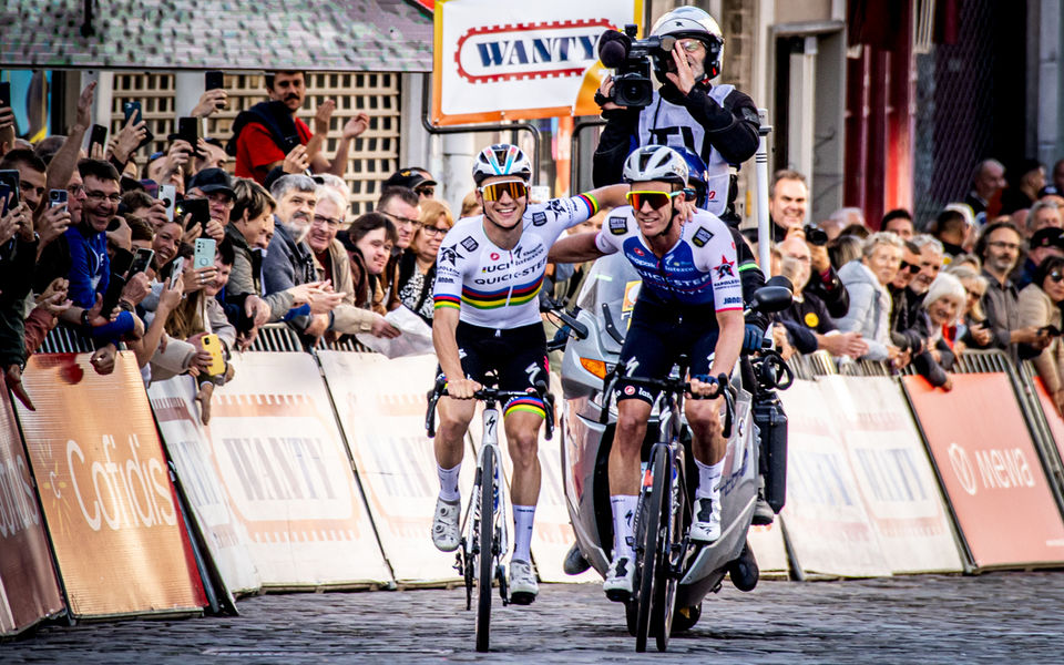Remco Evenepoel shows off rainbow jersey in Binche