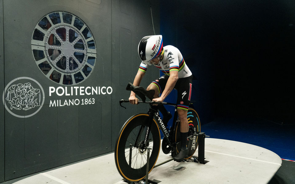 Remco Evenepoel test in de windtunnel met Castelli