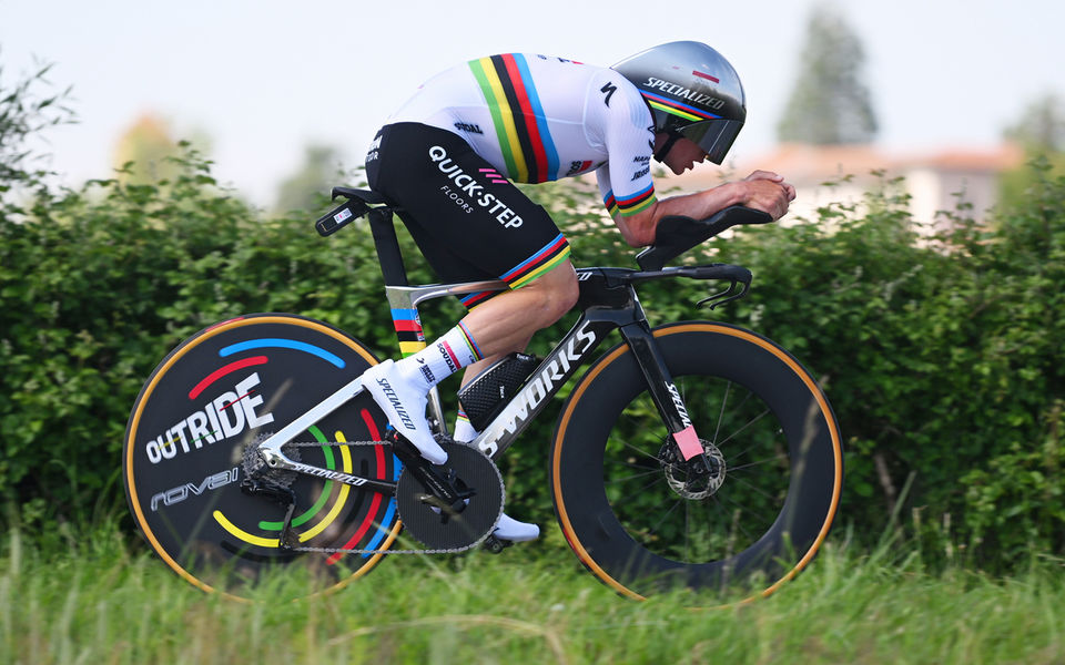 Dauphiné: Remco Evenepoel onklopbaar in tijdrit