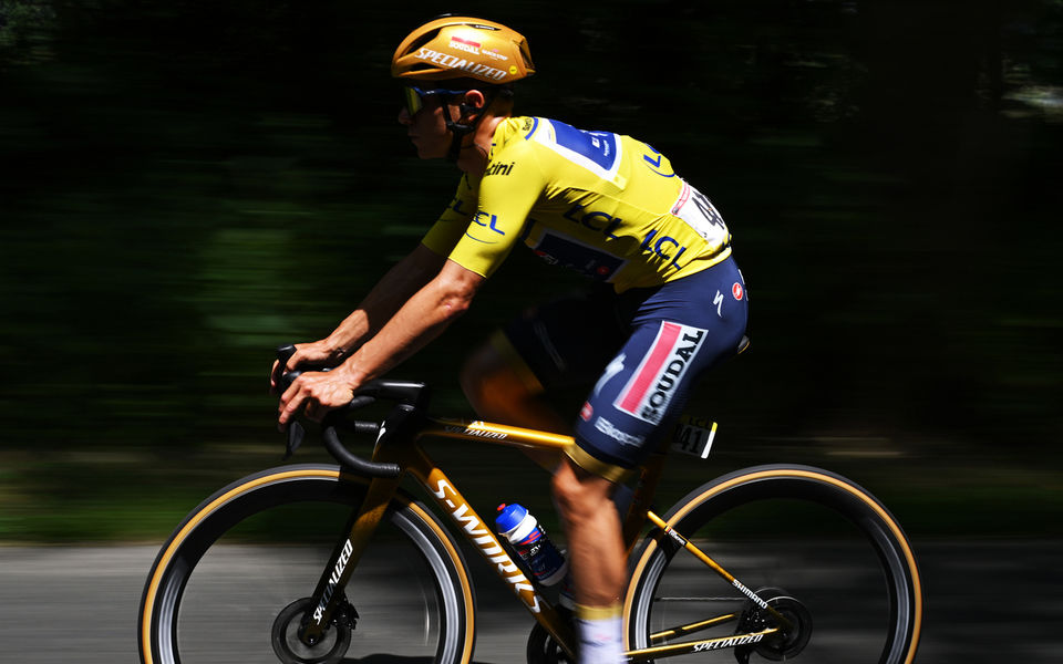 Critérium du Dauphiné: Evenepoel blijft in het geel