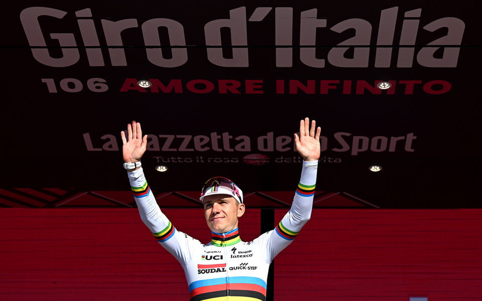 Giro d’Italia: Evenepoel back in the rainbow jersey