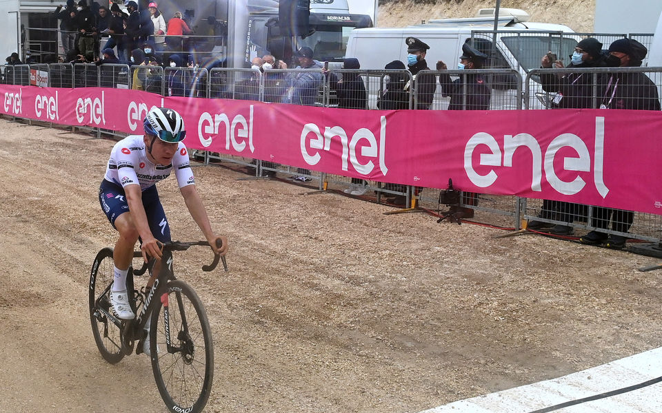 Giro: Evenepoel toont weerbaarheid op lastige aankomst