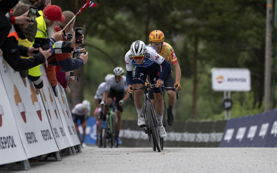 Evenepoel snelt naar vijfde seizoenszege
