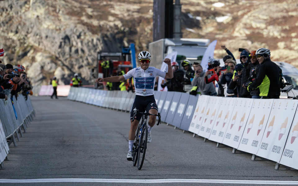 Evenepoel grijpt zege in koninginnerit Tour of Norway