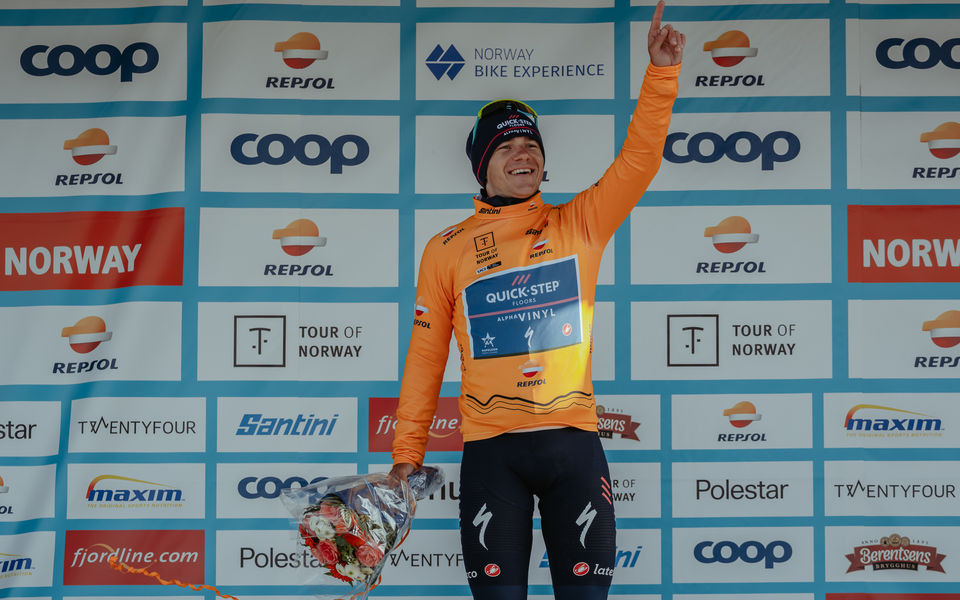 Evenepoel behoudt oranje leiderstrui