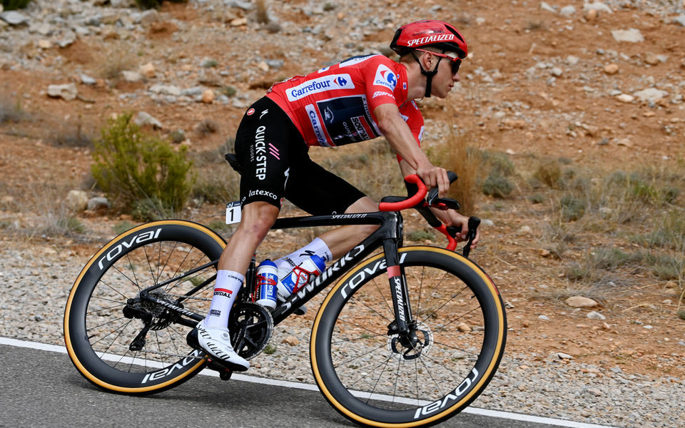 Vuelta a España: Evenepoel verstevigt leiding