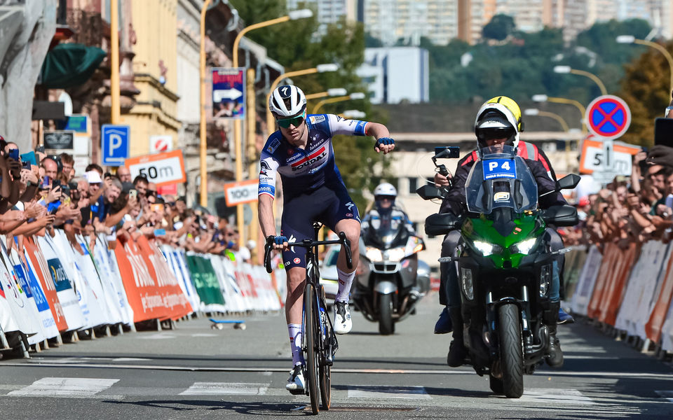 Rémi Cavagna smashes Slovakia opening stage