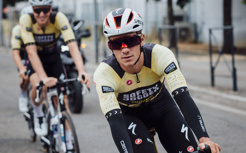 Soudal Quick-Step viert 25 jaar Safety Jogger met speciaal Tour de France-shirt