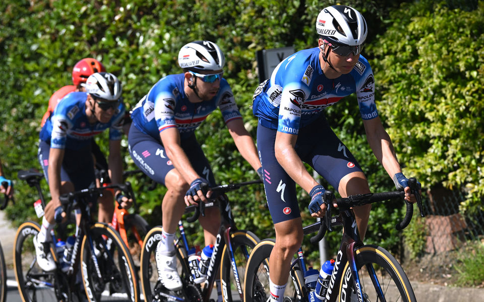 Vluchters verrassen Giropeloton in Lucca