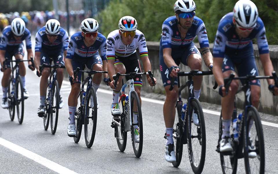 Giro d’Italia: Evenepoel enjoys a calm day in Napoli