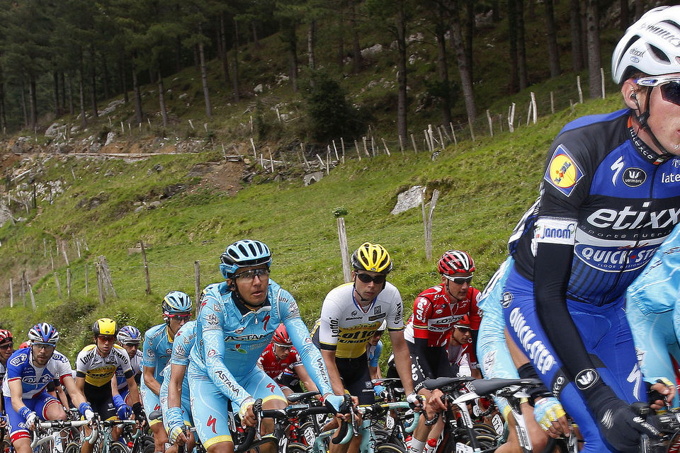 Brutal climb shakes up the GC in Pais Vasco