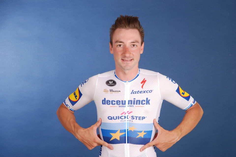 Elia Viviani presents European Champion jersey