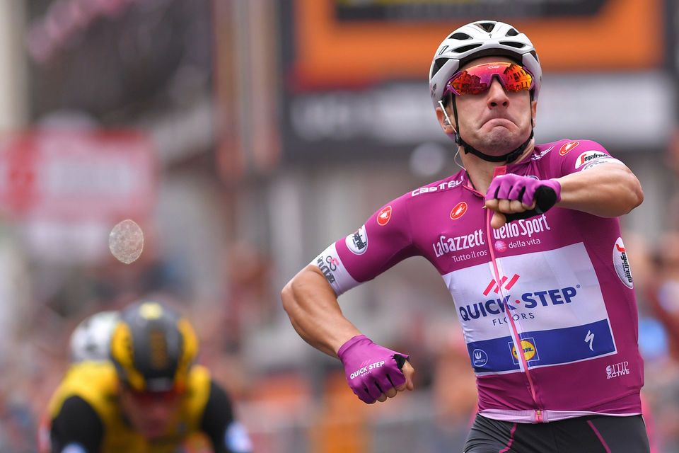 Elia Viviani wins the Giro d’Italia cyclamen jersey