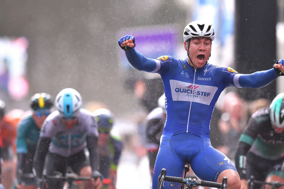 Fabio Jakobsen schittert met winst in regenachtige Scheldeprijs