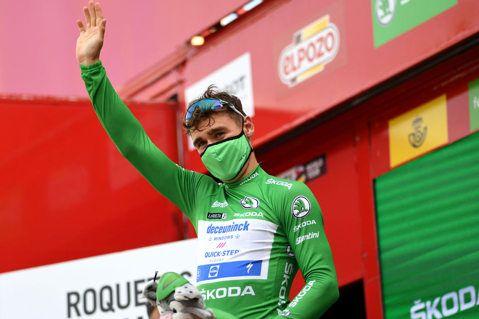 Vuelta a España: Jakobsen blijft in groene trui