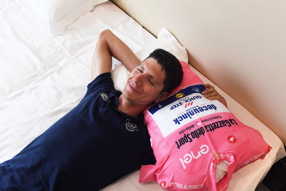 Giro d’Italia: roze blijft om schouders Almeida