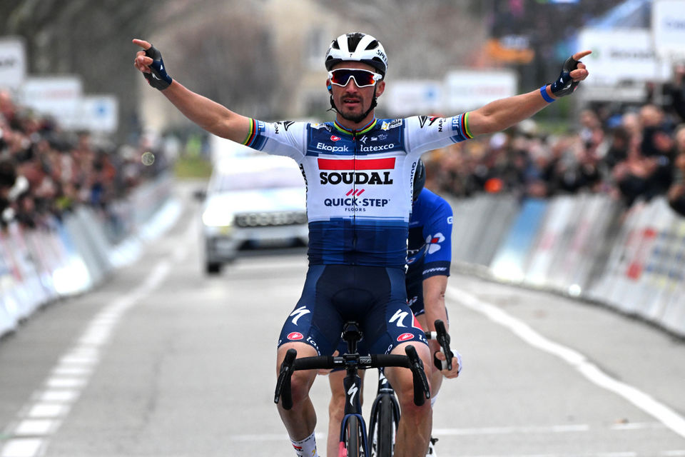 Alaphilippe veegt nul weg in Frankrijk