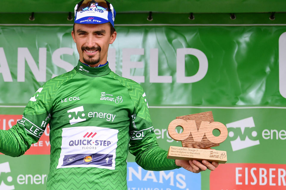 Alaphilippe blijft in groene trui op grijze dag