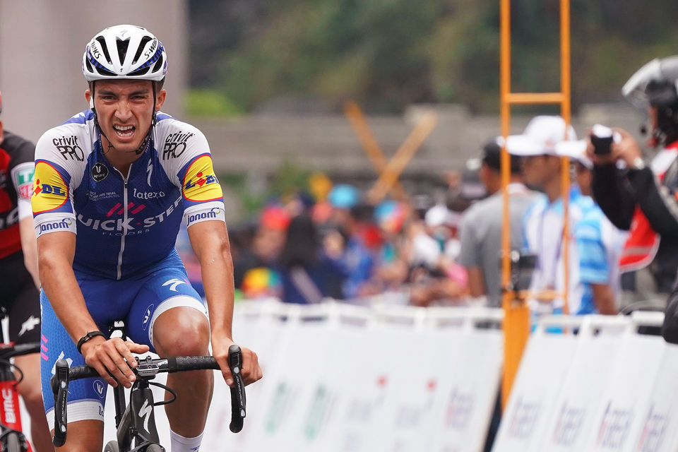 Alaphilippe klimt richting podium in Guangxi