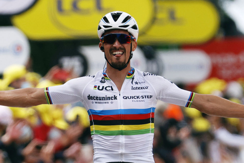 Tour de France: Alaphilippe ruilt regenboogtrui voor gele trui