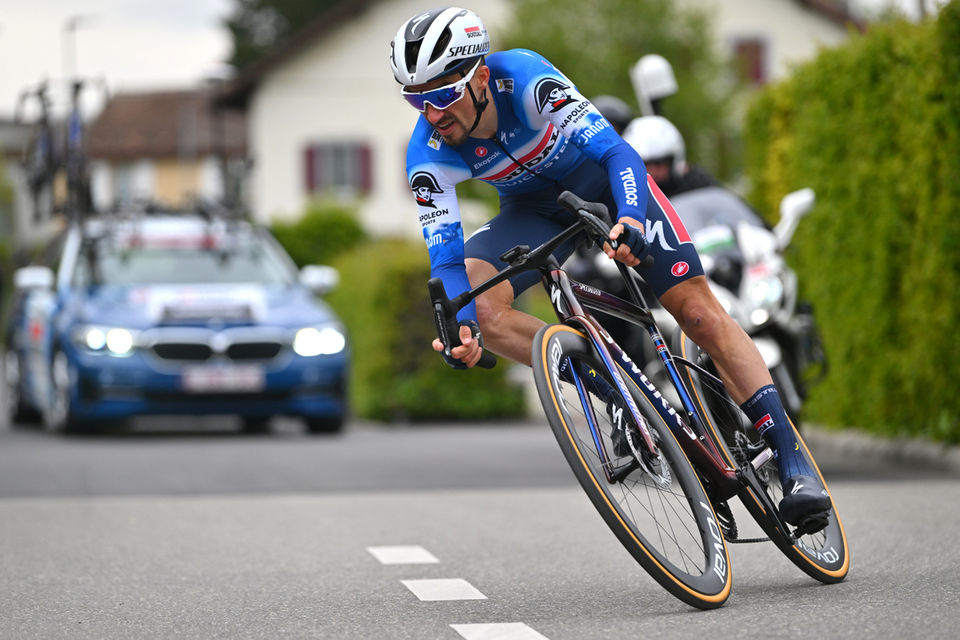 Alaphilippe podiums on Romandie opening day