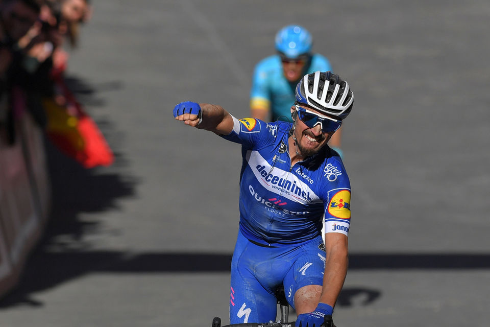 Julian Alaphilippe zegeviert bij debuut in Strade Bianche