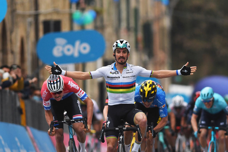 Tirreno-Adriatico: de regenboogtrui schittert