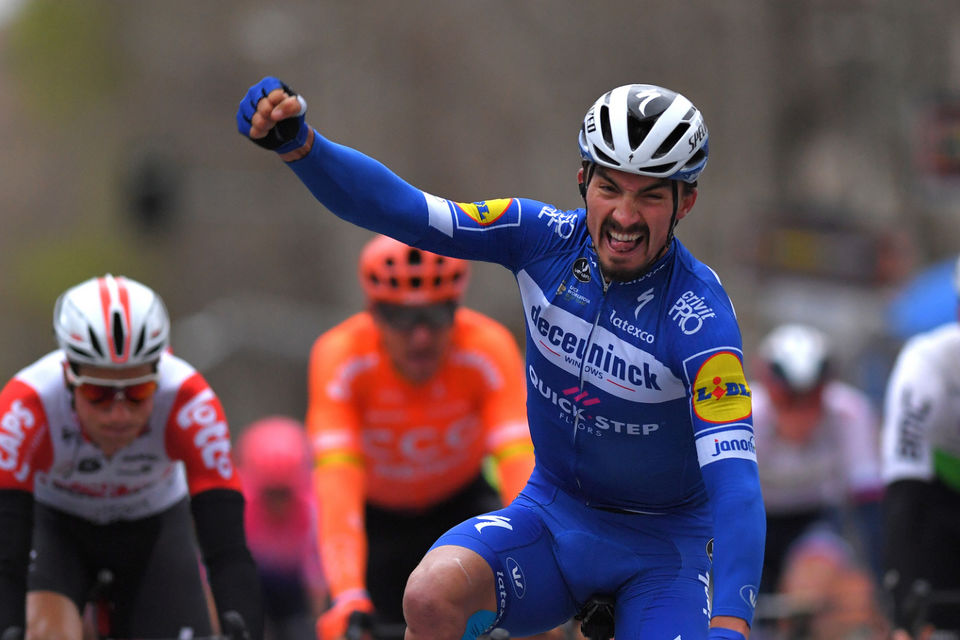 Alaphilippe verrast sprinters in Tirreno-Adriatico