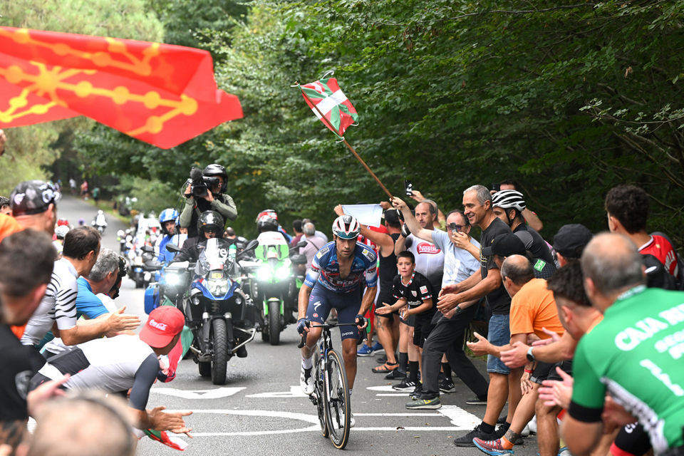 Mikel Landa kleurt Vueltarit op Baskische wegen