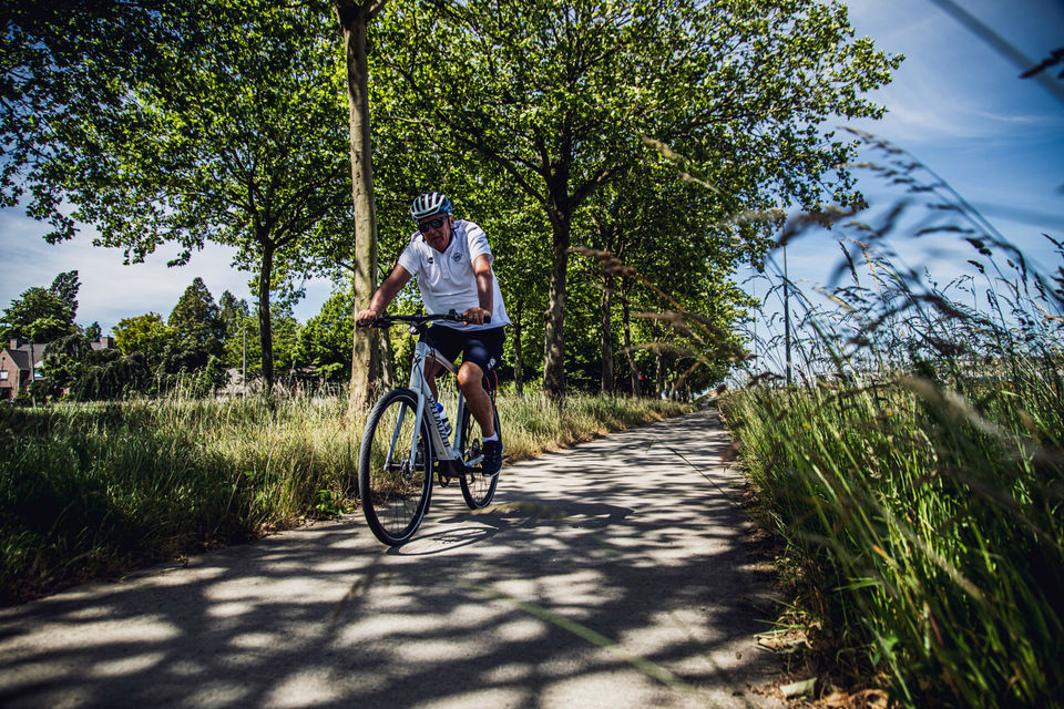 Koffie met de baas: Patrick Lefevere bezoekt Yves Lampaert per e-bike