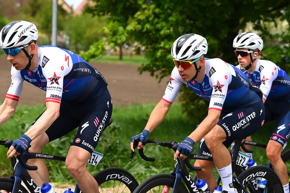 Giro d’Italia: Crash scuppers Ballerini’s chances