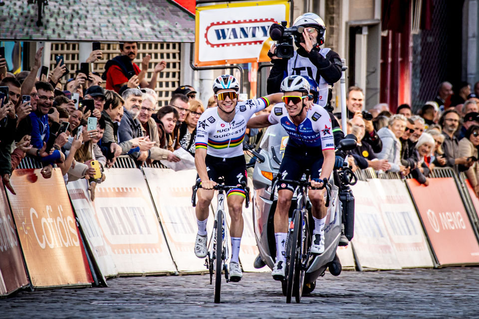 Remco Evenepoel shows off rainbow jersey in Binche