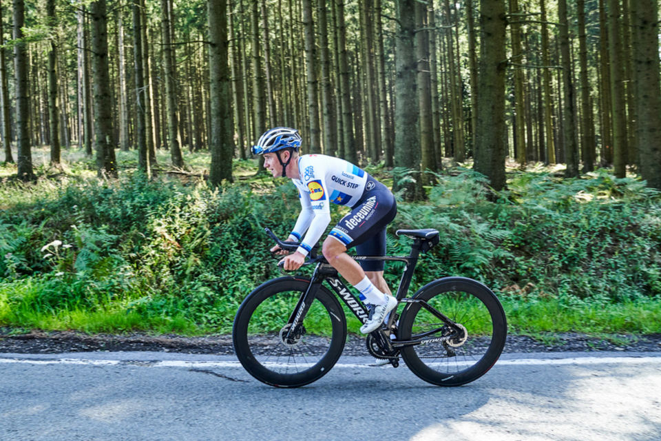 Evenepoel toont zijn nieuwe tijdritkleuren