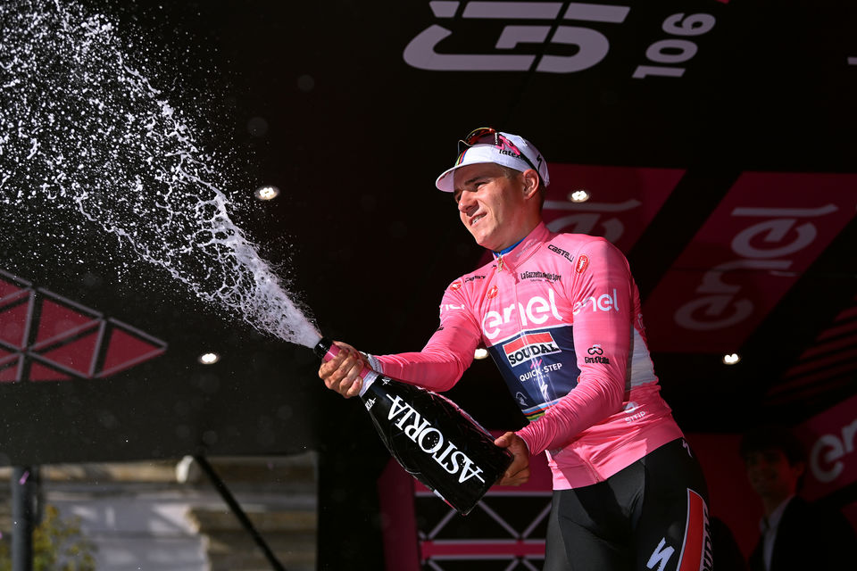Evenepoel in het roze na openingsdag Giro