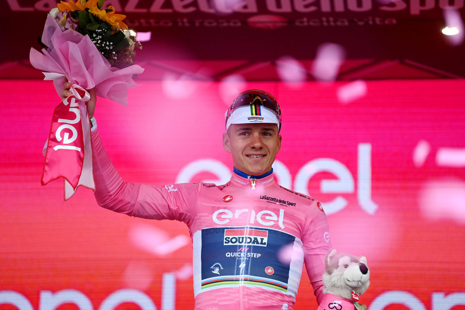 Remco Evenepoel verstevigt leiding in Giro d’Italia