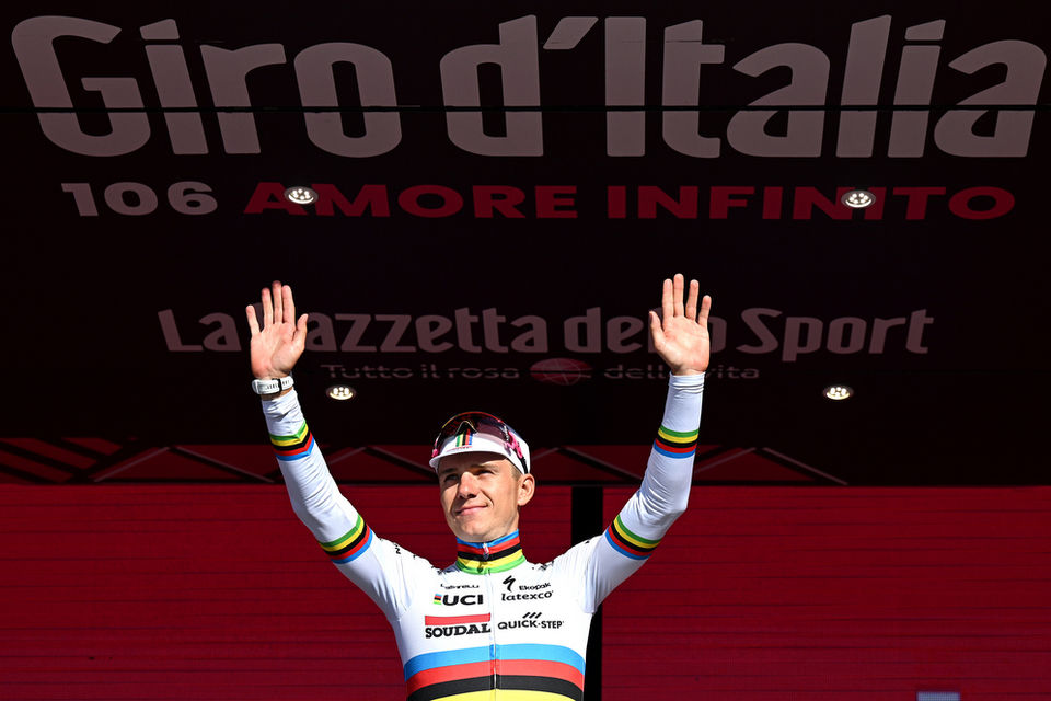 Giro d’Italia: Evenepoel back in the rainbow jersey