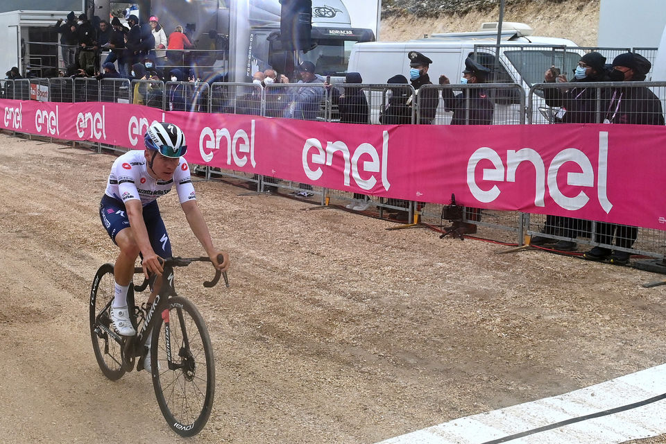 Giro: Evenepoel toont weerbaarheid op lastige aankomst