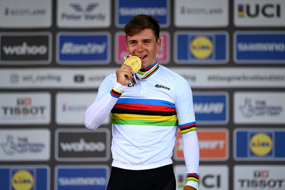 Remco Evenepoel pakt goud op WK tijdrijden