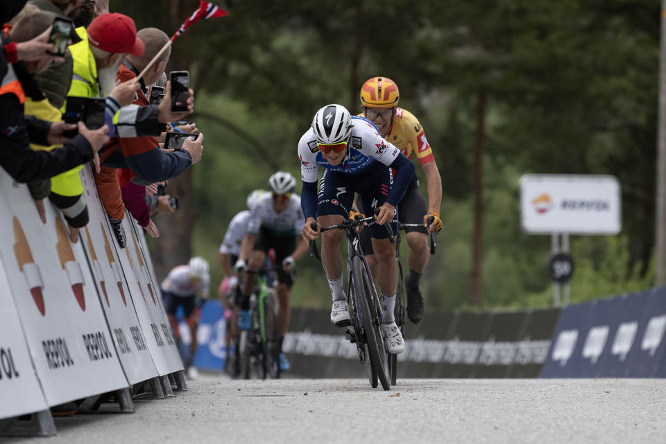 Evenepoel snelt naar vijfde seizoenszege