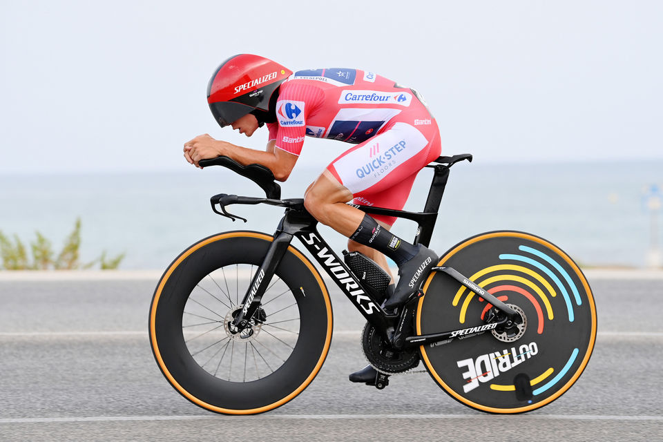Remco Evenepoel wint tijdrit in La Vuelta