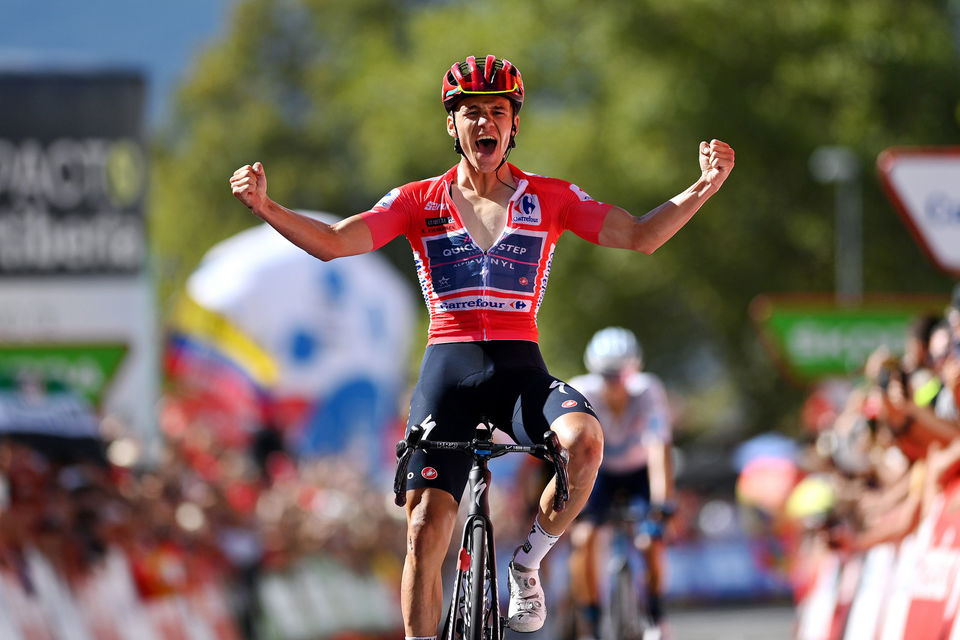 Vuelta a España: Remco Evenepoel zegeviert op de Alto del Piornal