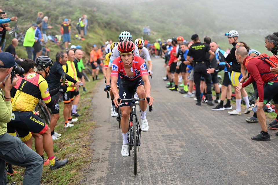 Vuelta a España: Evenepoel keeps red